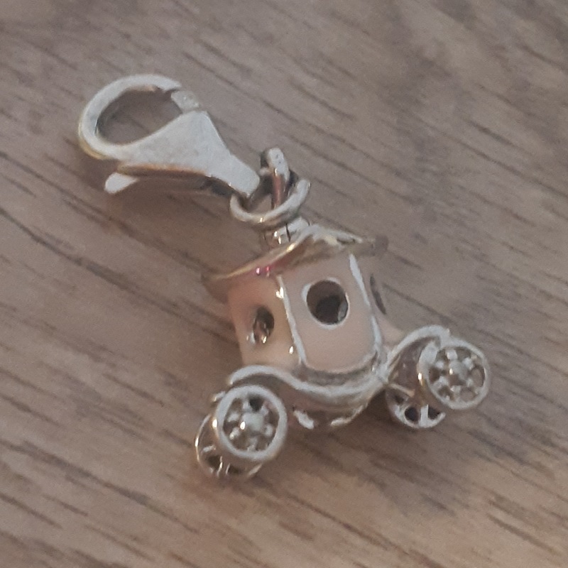 3,6gr přívěsek kočár na karabinu