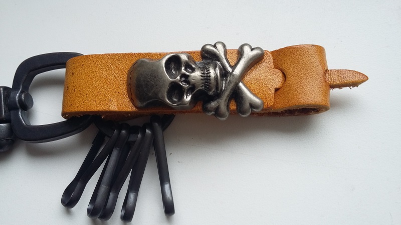 16cm přívěsek na klíče s lebkou na kůži 
