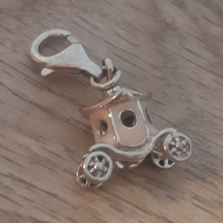 3,6gr přívěsek kočár na karabinu